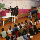 Docentes y menores juegan en una de las aulas. FERNANDO OTERO