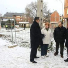 Moreno y Riesco, con los representantes de los vecinos en la plaza Navarra.