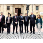 El presidente de Asturias, girado hacia De Santiago-Juárez con los consejeros de Aragón y Galicia.