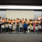 Foto de familia que refleja un paso más en los logros en la escuela de la comunidad gitana. DL