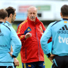 Del Bosque da instrucciones a sus jugadores durante el primer entrenamiento de España en Schruns.