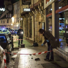 Una policía recopila pruebas en el lugar del atropello en Dijon.