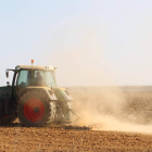 Un agricultor cultiva con un tractor una finca en la comarca de Los Oteros. NORBERTO