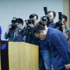 Koh Dong-Jin, presidente de Samsung, pide excusas, ayer.