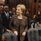 Clinton toma asiento durante la audiencia de confirmación ante el Comité de Relaciones Exteriores de