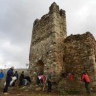 Voluntarios de Promonumenta y vecinos de Valdueza, ante la ermita de Folibar. PROMONUMENTA