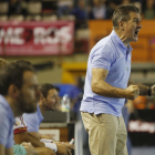 Manolo Cadenas da órdenes a sus jugadores durante un partido con el Abanca Ademar. JESÚS F. SALVADORES