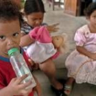 Varios niños «de la calle» pasean su pobreza en la ciudad de Panamá