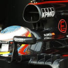 Fernando Alonso deja el garaje de McLaren-Honda en los ensayos de este jueves en Montmeló.