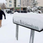 Un viandante intenta caminar entre la nieve en Teruel.