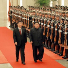 Kim Jong-un y Xi Jinping pasan revista a la guardia de honor en Pekín, en una imagen de archivo.