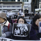 Familiares de víctimas de las tropas japonesas durante la Segunda Guerra Mundial en una protesta ante el ministerio de Exteriores surcoreano.