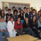 La profesora, Pepi Olano (con bata blanca), junto a los alumnos de Química del Virgen de la Peña.