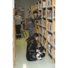 Imagen de dos usuarios de la biblioteca de Santa Nonia.