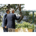 El presidente Rajoy mantuvo su primer despacho con el rey, quien le muestra las vistas desde el Palacio de Marivent.