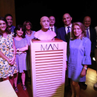 El director del MAN, Andrés Carretero Pérez (5d), con miembros del Hospital Quirón y trabajadores del Museo. LUIS MILLÁN