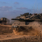 Tanques israelíes se dirigen a la frontera de Gaza.