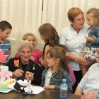 Petronila Fernández rodeada de niños durante la celebración de su cien cumpleaños.