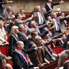 Los diputados franceses protestan durante la sesión de la Asamblea Nacional para debatir el retraso