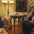 El ministro de Exteriores egipcio, Sameh Shoukry (dcha), mantiene una reunión con el secretario de Estado de EEUU, John Kerry, en El Cairo (Egipto) hoy.