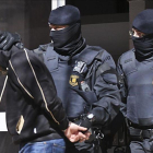 Los Mossos sacan de su casa a Antonio Sáez, el líder de la célula desarticulada, el 8 de abril del 2015.