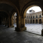 El claustro de San Isidoro, cuya restauración está prevista como parte de las obras aprobadas hoy por el gobierno.