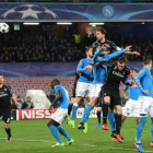 Ramos remata de cabeza a la salida de un córner el primer gol del Madrid ante el Nápoles.