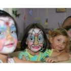 Niños con la cara pintada participan en una actividad de la ludoteca de Villadangos.
