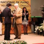 Cristóbal Halffter hace entrega del galardón a uno de los jóvenes pianistas premiados en el certamen