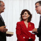 El empresario Pere Relats, recibe la medalla de honor de los premios Pimes 2018 de la mano de la vicepresidenta del Gobierno, Carmen Calvo, y del presidente de Pimec, Josep González. /