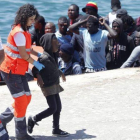 Dos menores son rescatados por miembros de la Cruz Roja tras llegar a la costa gaditana en una patera, el año pasado en Tarifa.