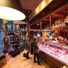 De Molina Gourmet se ubica en el número 23 de la avenida de España de Ponferrada. Pueden hacerse pedidos en los teléfonos 987 416 125 o 987 403 531