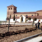 Parroquia de San Bartolo en Calzadilla, frente a la que se construye el centro de interpretación.