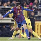 Messi se lleva el balón ante el defensa argentino del Villarreal Mateo Musacchio.