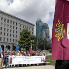 Una bandera de León en una protesta.