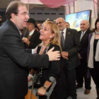 Juan Vicente Herrera saluda a Isabel Carrasco en presencia de otros diputados y del grupo de la mara