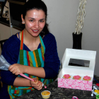 Belén Vecino durante uno de los cursos que ha impartido sobre cómo elaborar cupcakes, y algunas de sus galletas.