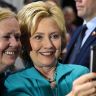 Hillary Clinton se hace un 'selfie' con una simpatizante en Los Angeles.