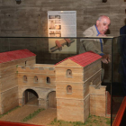 García Escudero atiende las explicaciones del arqueólogo municpial, ayer en Puerta Castillo.