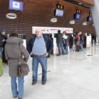 Tensión y caras tristes entre los pasajeros que deberían haber despegado a París ayer por la mañana.