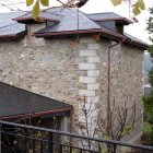 Aspecto exterior de una de las naves de la bodega, ubicada enpleno casco urbano de Villadecanes.