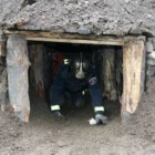 Uno de los bomberos sale de la galería excavada en el simulacro