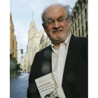 El escritor Salman Rushdie, ayer, en Madrid.