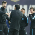 Piqué bromea con Luis Suárez en presencia de Messi y Neymar en el entrenamiento de ayer. DALMAU