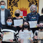 El alcalde, con los ganadores de los dos concursos. DL