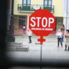Campaña contra la violencia de género desarrollada en la plaza del Ayuntamiento de Ponferrada, en di