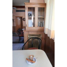 La vitrina y un café solitario sobre la mesa de Crémer.