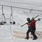 Dos esquiadores en San Isidro. JESÚS F. SALVADORES