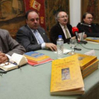 Javier Gómez, coordinador del libro; Rafael Álvarez, presidente de la Casa; el poeta Antonio Colinas