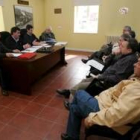 La imagen muestra la asamblea de Amigos del Ferrocarril del Bierzo